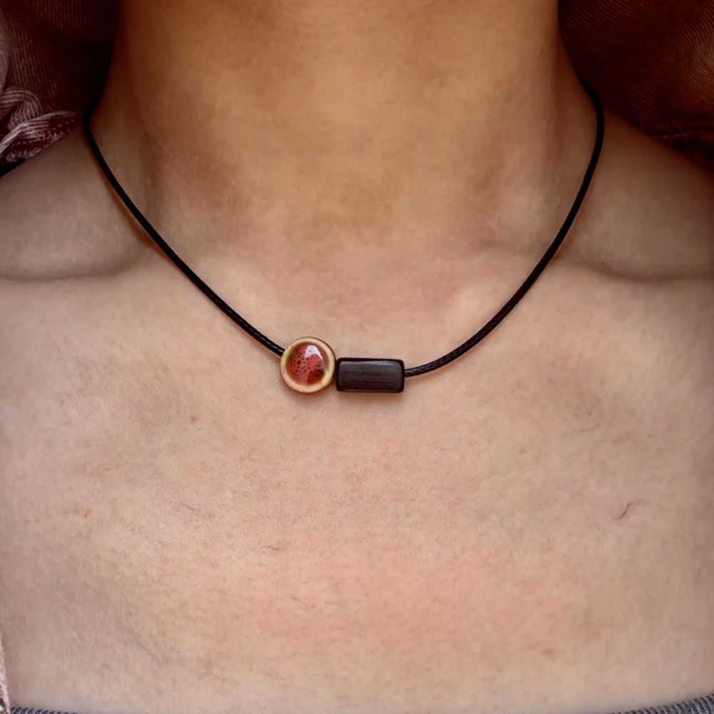 kolie_keramikh_xantra_kokkinh_mavro_kordoni_foremeno